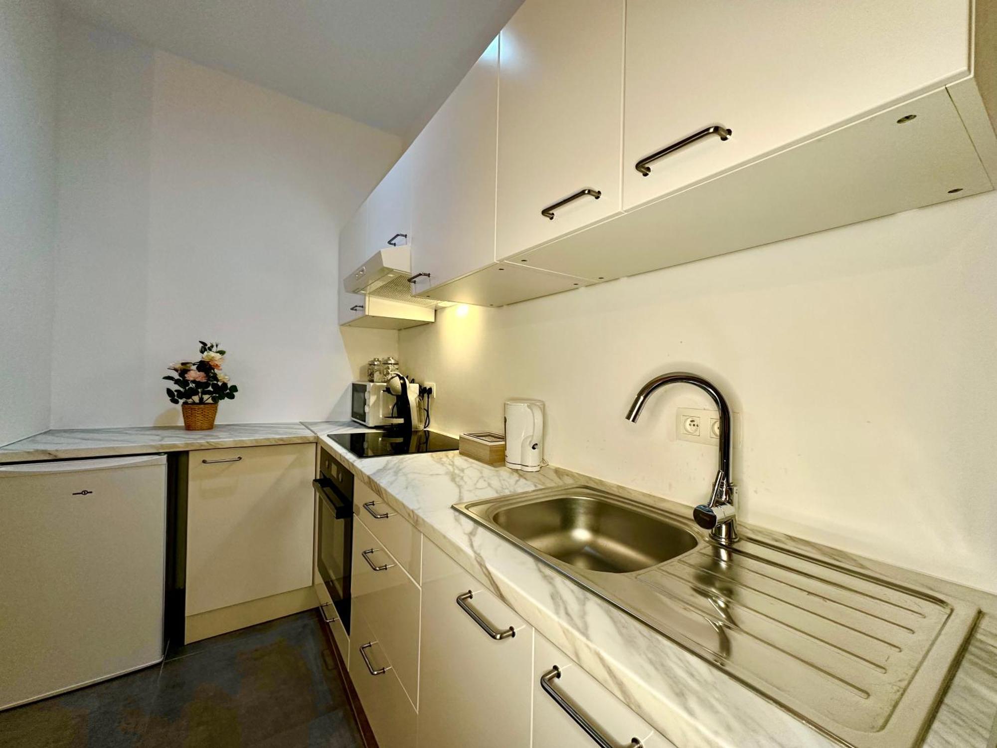 Luxury Suites Mons By Rikas Hotels Bagian luar foto