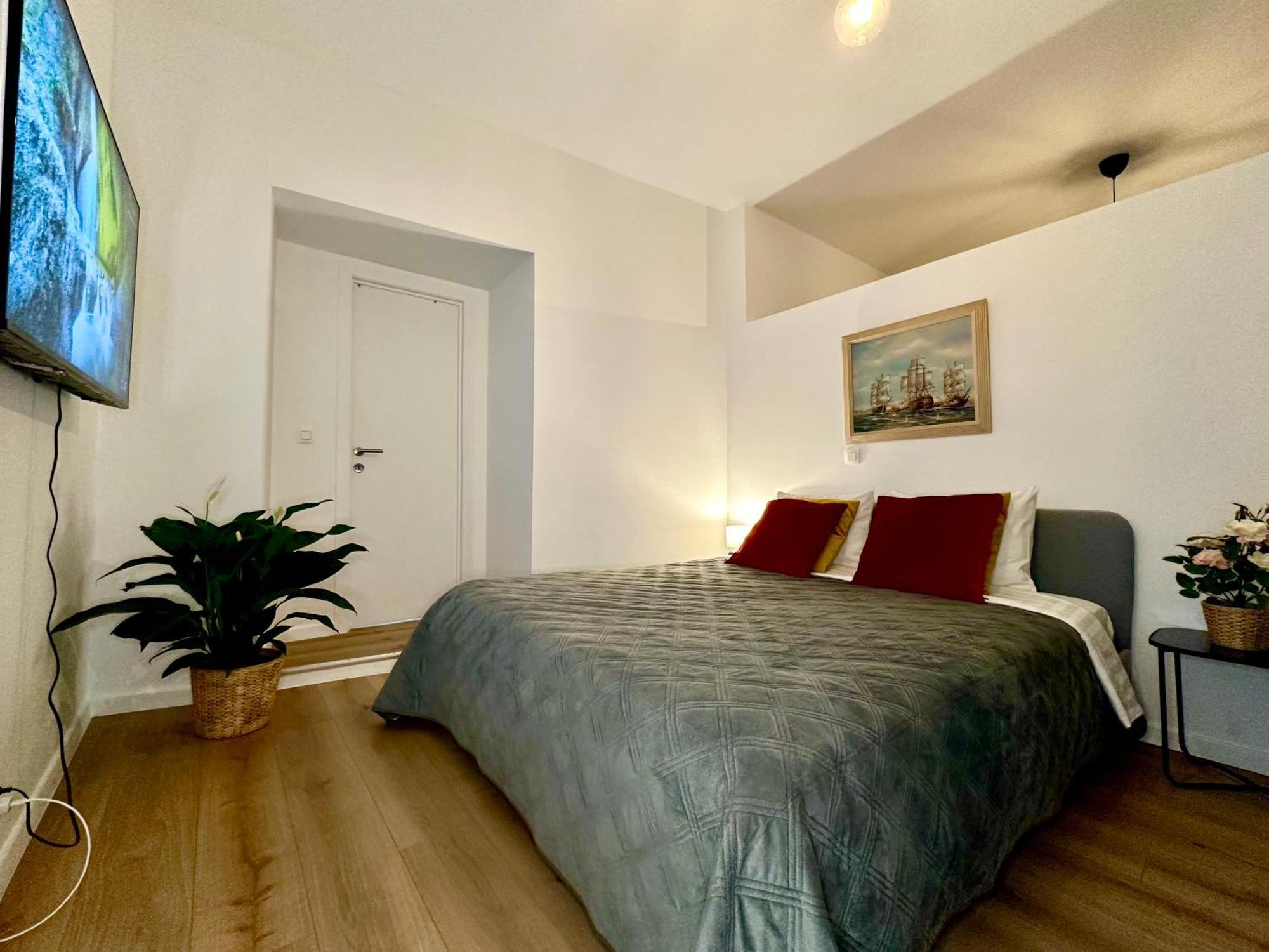Luxury Suites Mons By Rikas Hotels Bagian luar foto