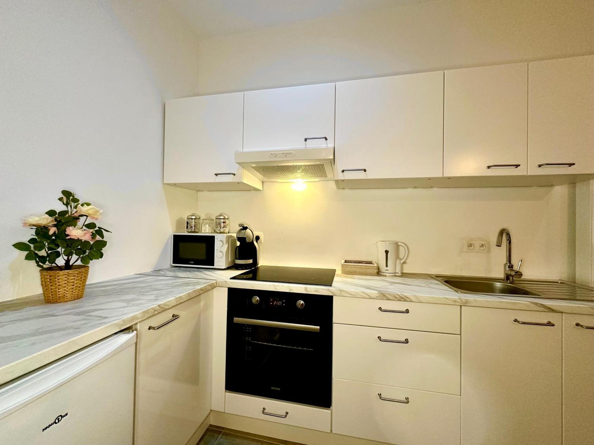 Luxury Suites Mons By Rikas Hotels Bagian luar foto